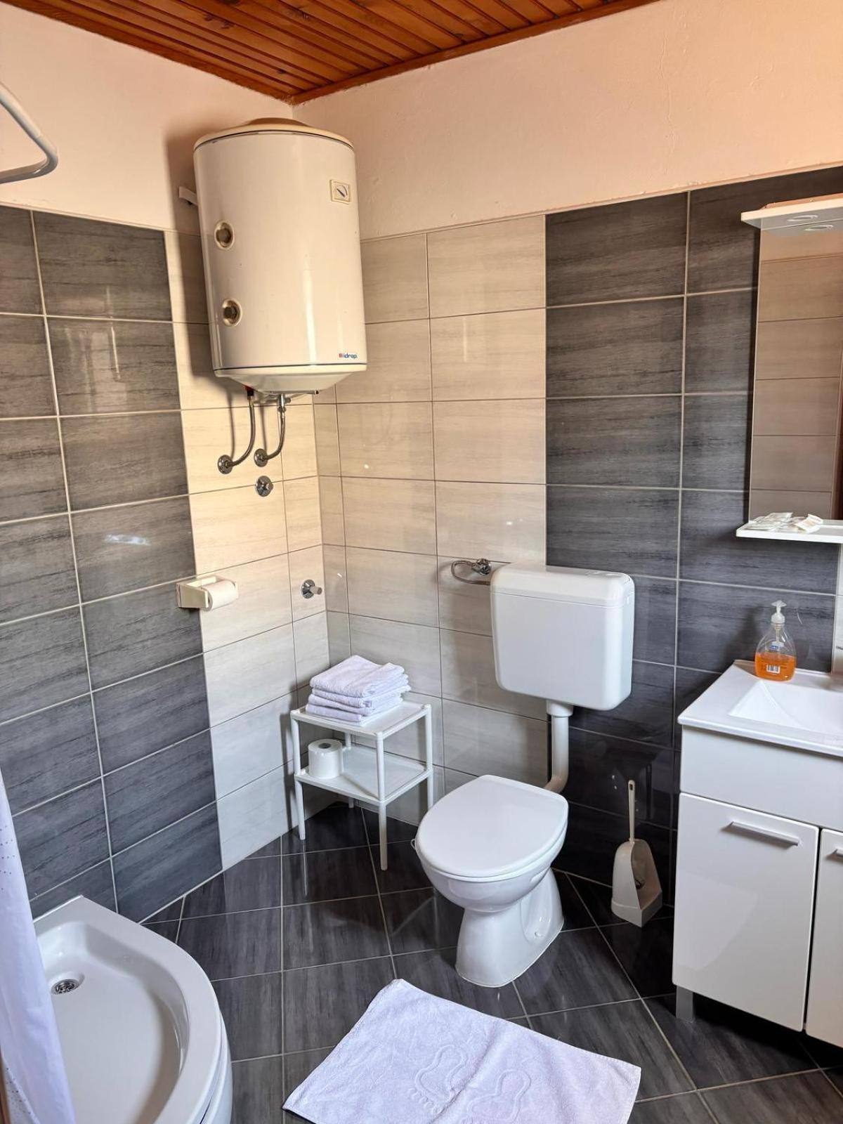 Apartamento Ruza I Natalija Karlobag Exterior foto