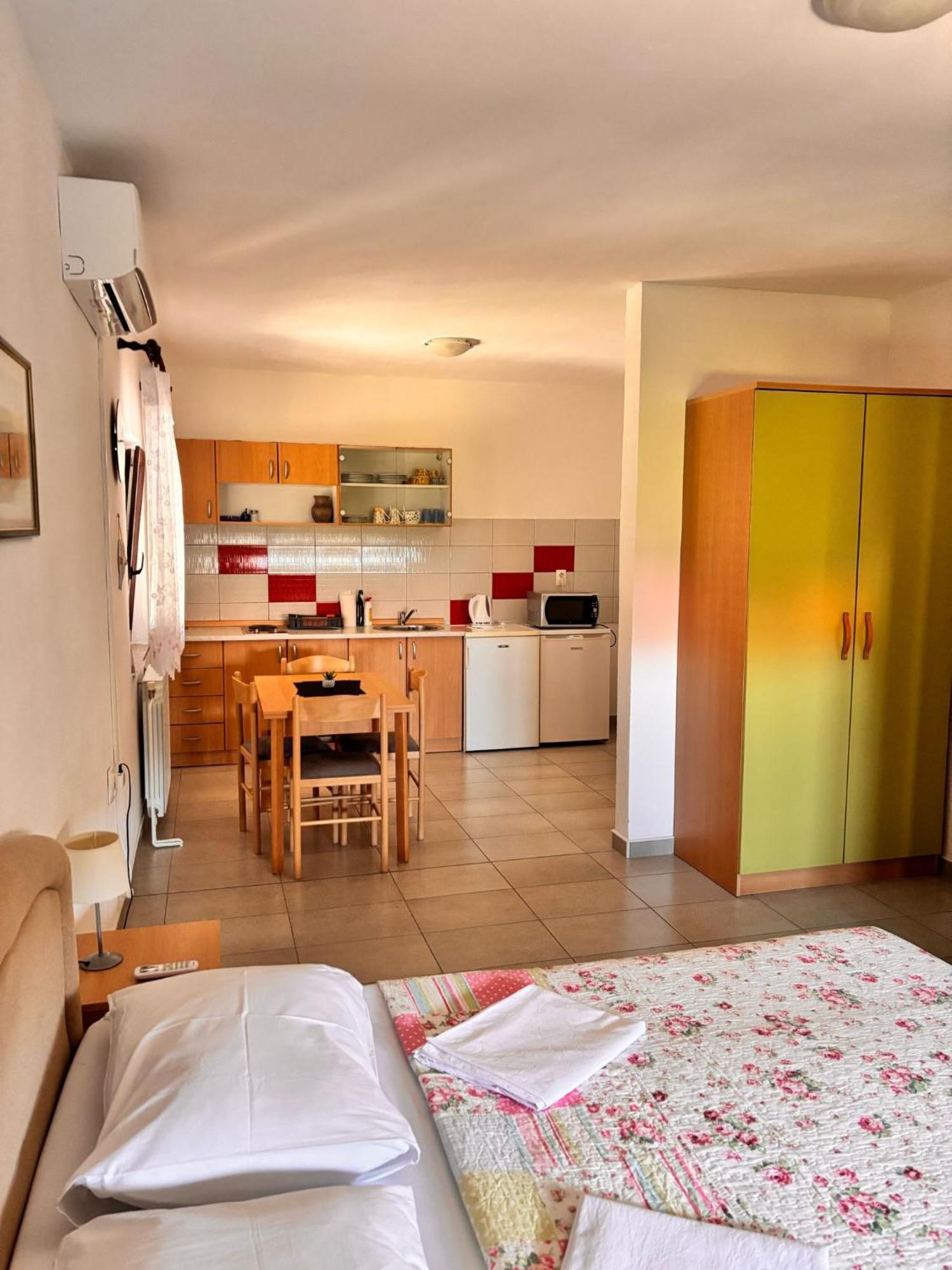 Apartamento Ruza I Natalija Karlobag Exterior foto